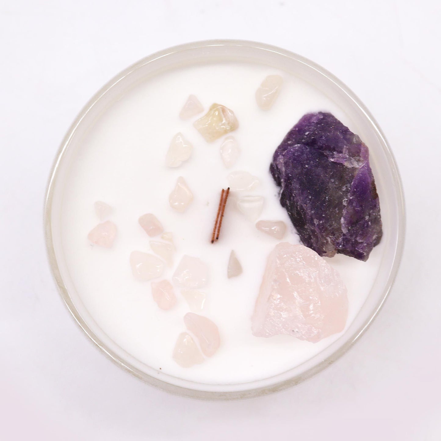 Bird's-eye view of the Third Eye Chakra Candle – Enhance Intuition & Inner Wisdom showcasing Amethyst and Rose Quartz gemstones surrounded by white wax. An ideal home fragrance for your Christmas celebrations.