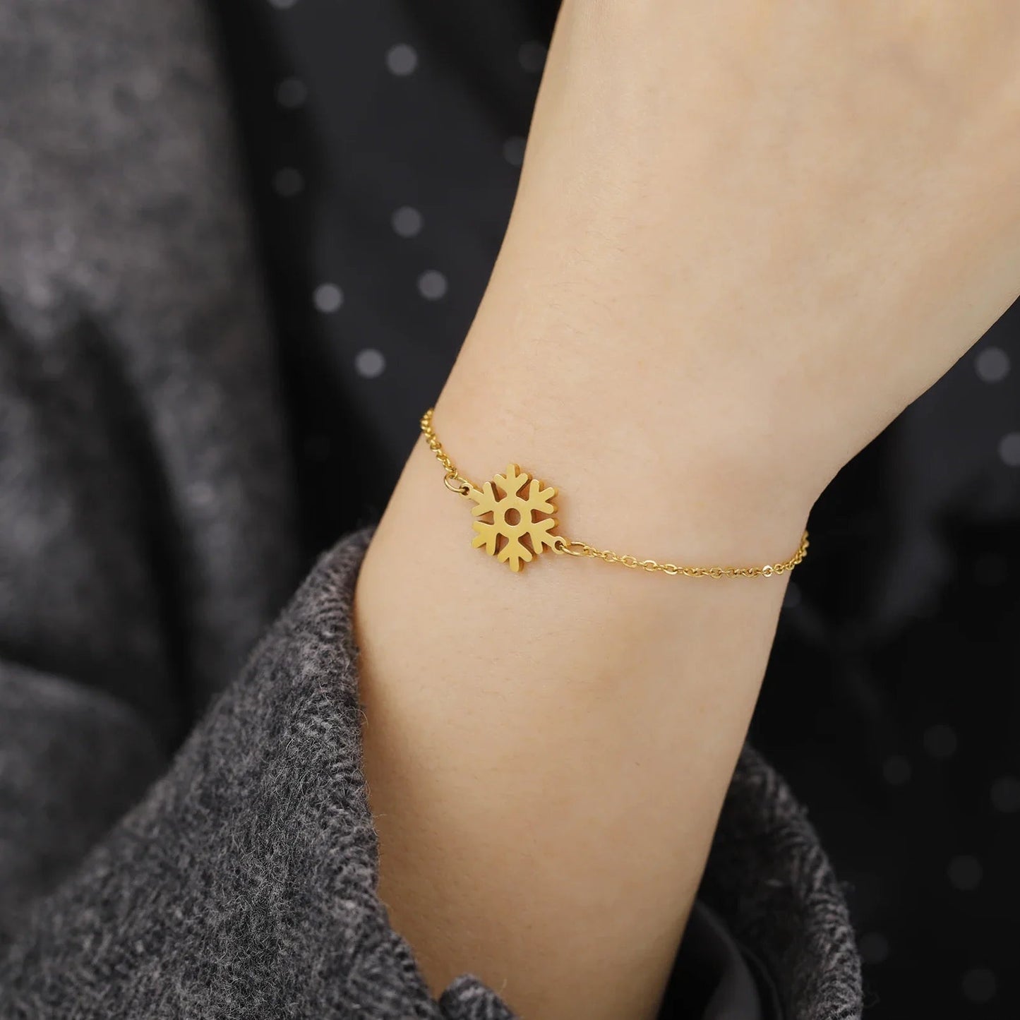Christmas Snowflake Bracelet - Elegant Festive Accessory - Cake Pops Parties
