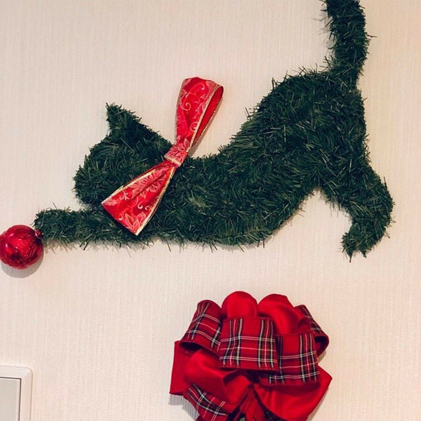 Holiday Pets Straw Wreath Door Hanging - Cake Pops Parties