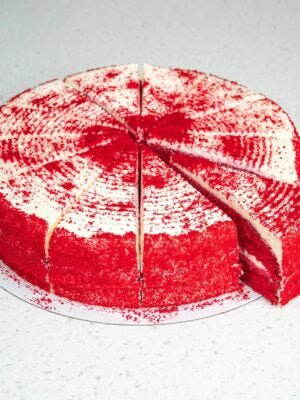 Red Velvet Round Cake For Any Celebration - Cake Pops Parties