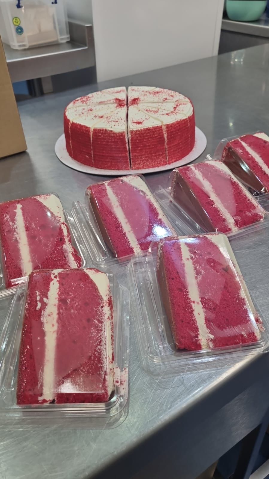 Red Velvet Round Cake For Any Celebration - Cake Pops Parties