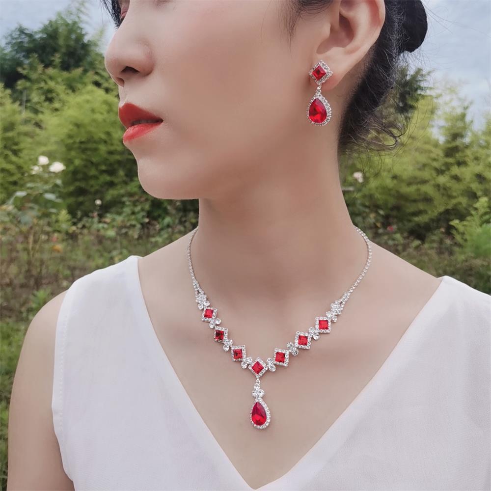 Vintage Rhinestone Necklace & Earrings Set - Cake Pops Parties