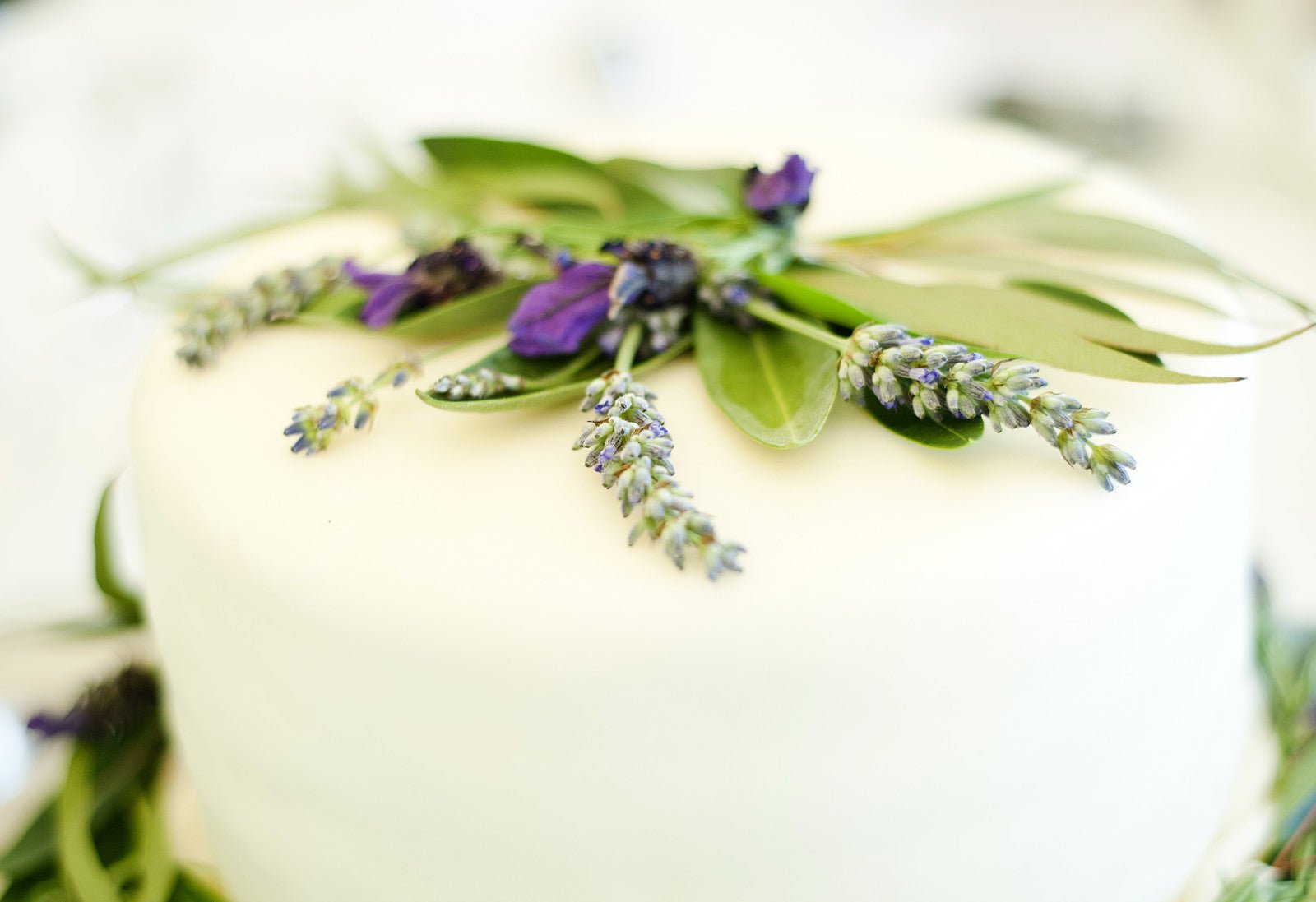 Round Green Flower White Jamaica Rum Cake - Cake Pops Parties